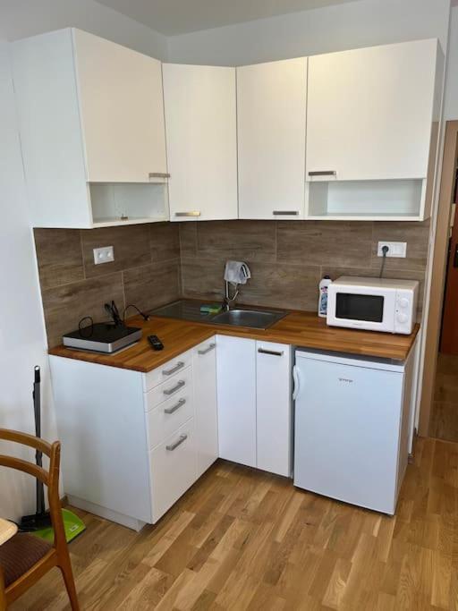 Brand New Apartment In The Heart Of Братислава Екстериор снимка